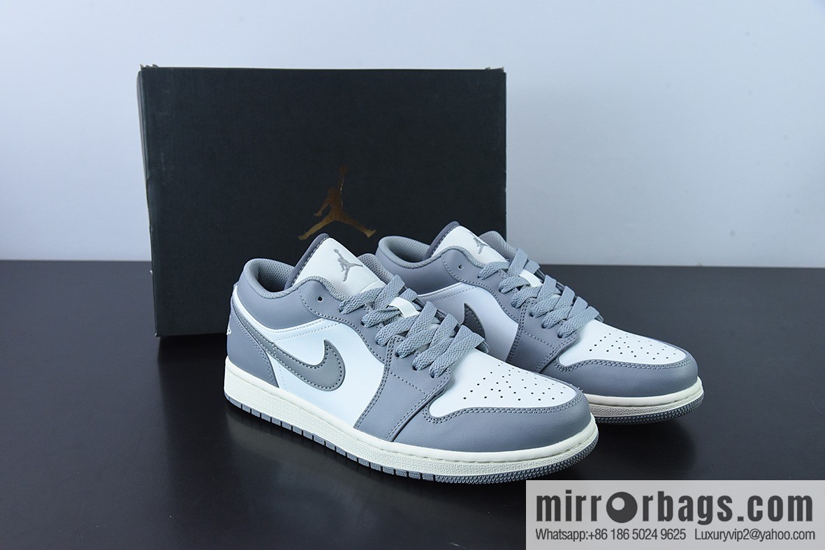 B0F9T3 Air Jordan 1 Low gray and white, oxidized midsole Unisex The same sports shoes item number: 553558-053