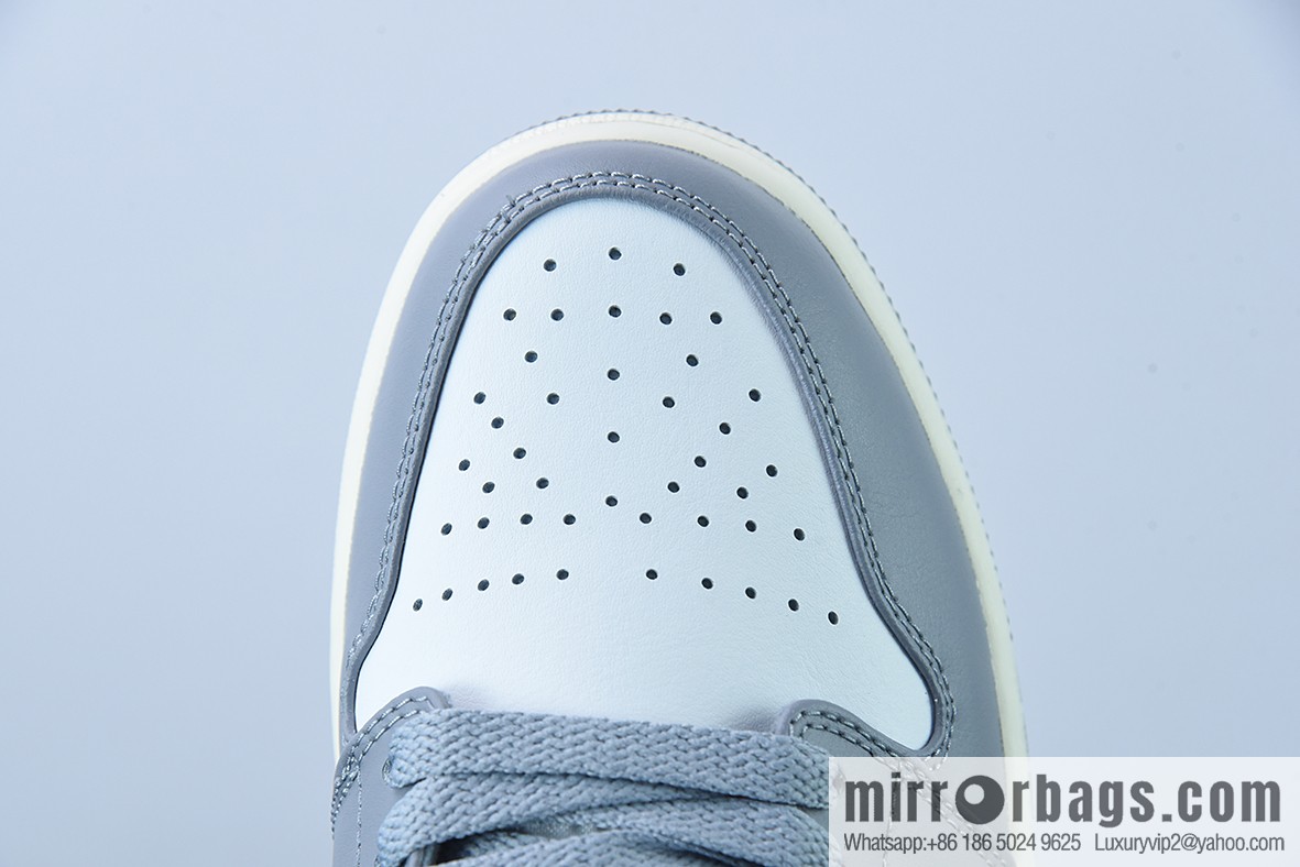B0F9T3 Air Jordan 1 Low gray and white, oxidized midsole Unisex The same sports shoes item number: 553558-053