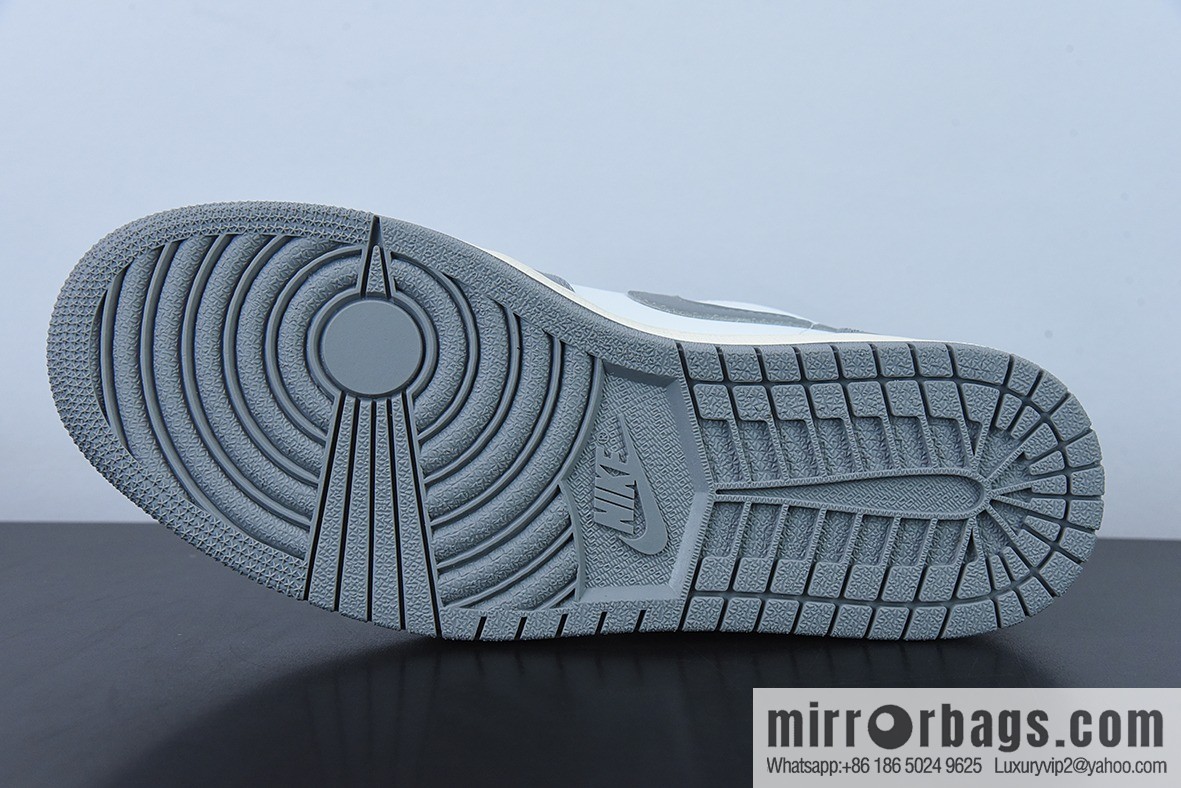 B0F9T3 Air Jordan 1 Low gray and white, oxidized midsole Unisex The same sports shoes item number: 553558-053