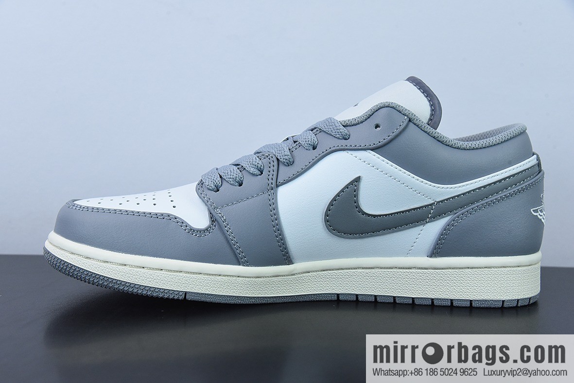 B0F9T3 Air Jordan 1 Low gray and white, oxidized midsole Unisex The same sports shoes item number: 553558-053