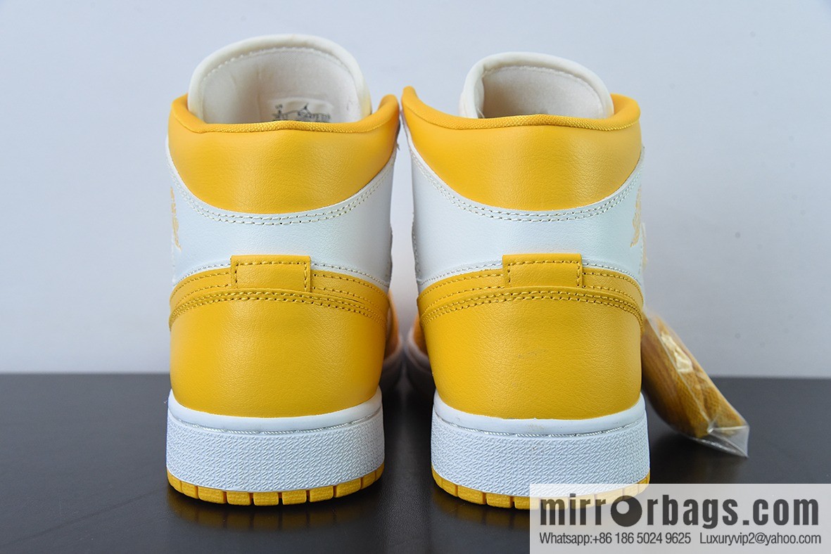 Air Jordan 1 Mid white and yellow, the same basketball shoes as Unisex in the middle series, item number: BQ6472-117