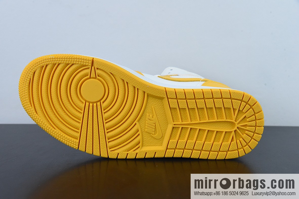 Air Jordan 1 Mid white and yellow, the same basketball shoes as Unisex in the middle series, item number: BQ6472-117