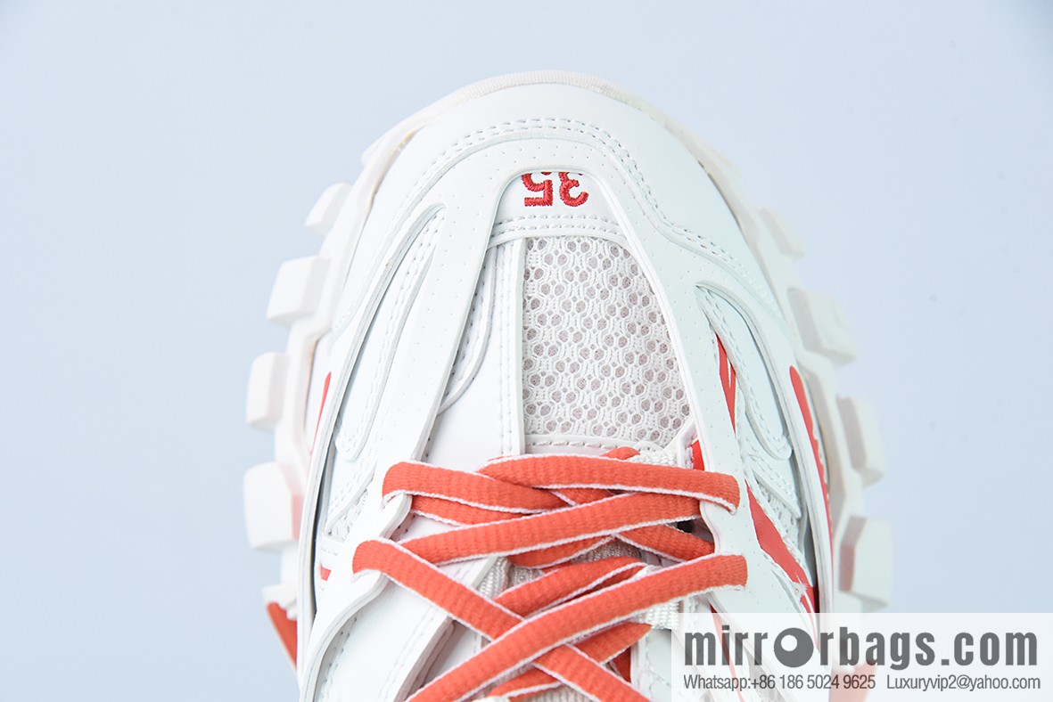 Balenciaga, three generations of 3.0 white and red Balenciaga, three generations of outdoor concept shoes