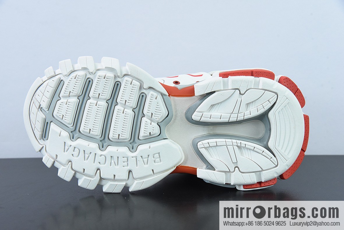 Balenciaga, three generations of 3.0 white and red Balenciaga, three generations of outdoor concept shoes