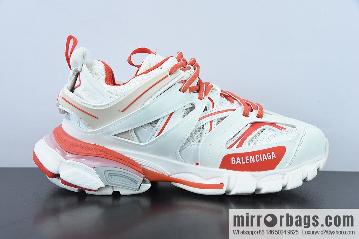Balenciaga, three generations of 3.0 white and red Balenciaga, three generations of outdoor concept shoes