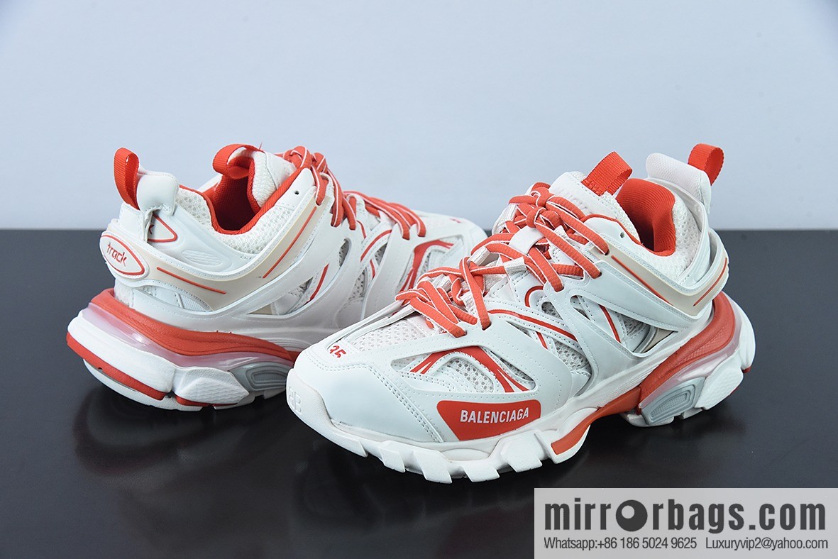 Balenciaga, three generations of 3.0 white and red Balenciaga, three generations of outdoor concept shoes