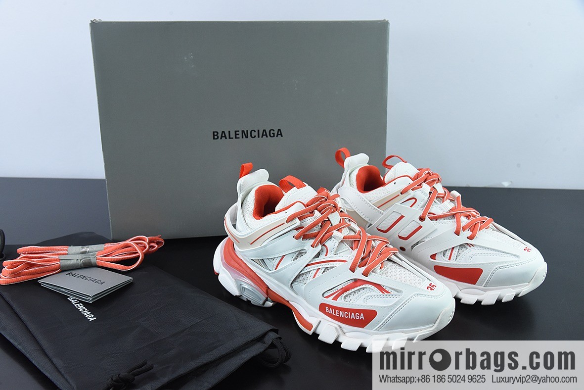 Balenciaga, three generations of 3.0 white and red Balenciaga, three generations of outdoor concept shoes