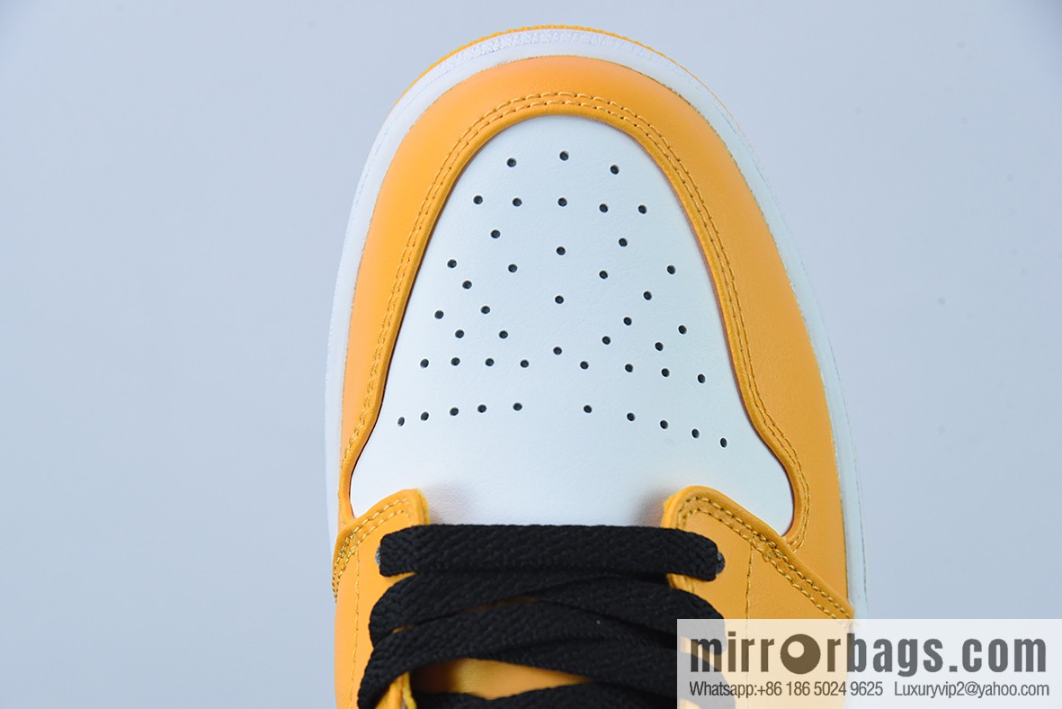 Air Jordan AJ1 Low Top Series, Black and White Yellow Taxi Low Top Casual Men's Board Shoes 553558-701