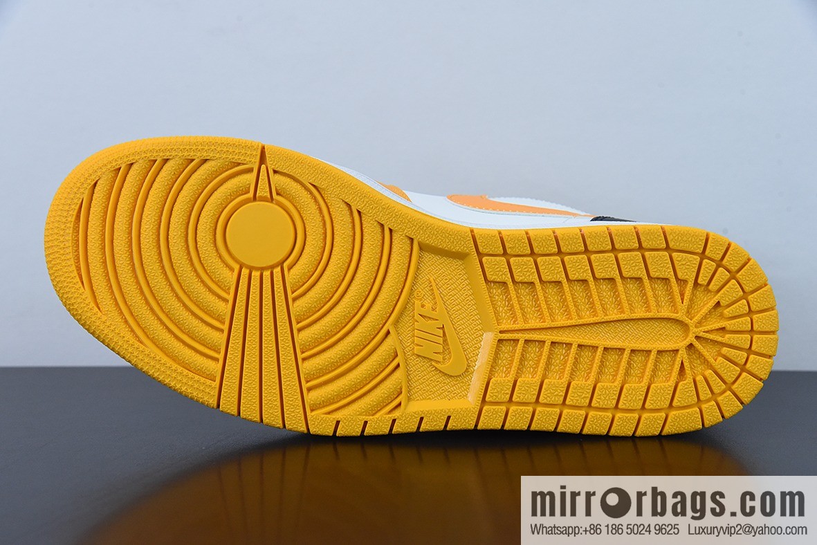 Air Jordan AJ1 Low Top Series, Black and White Yellow Taxi Low Top Casual Men's Board Shoes 553558-701