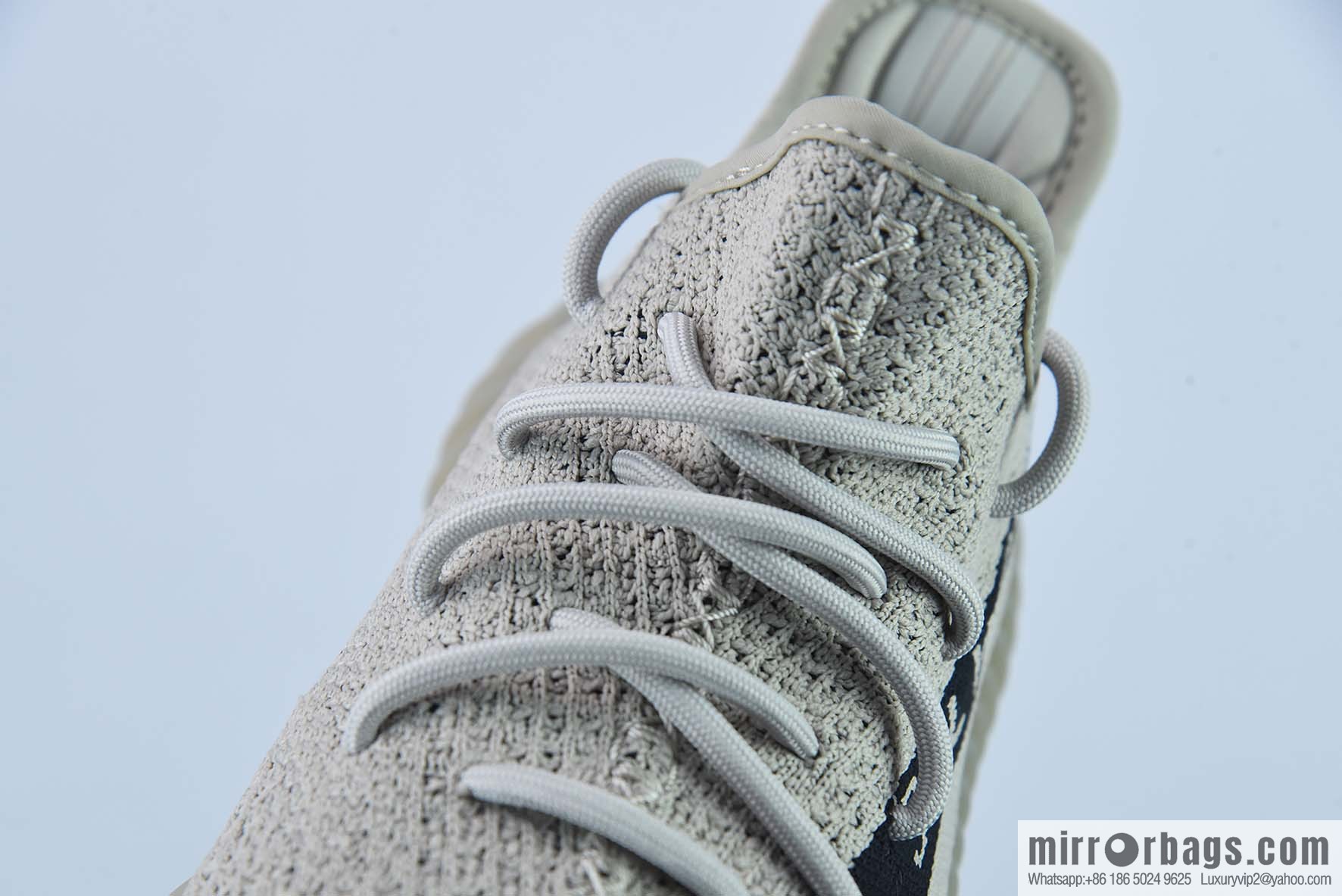 Coconut/Yeezy 350V2 Gray Black Unisex sneakers of the same style Item number: HP7870