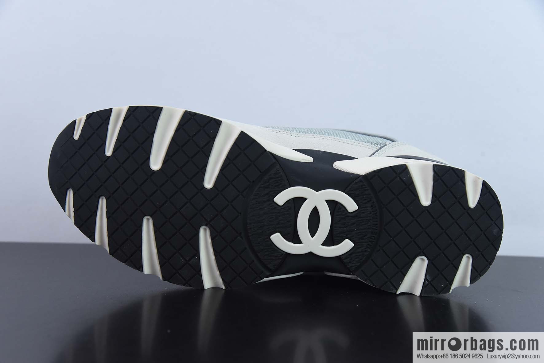 CHANEL Chanel 2022 top sports series, white gray and black, item number: G39068.