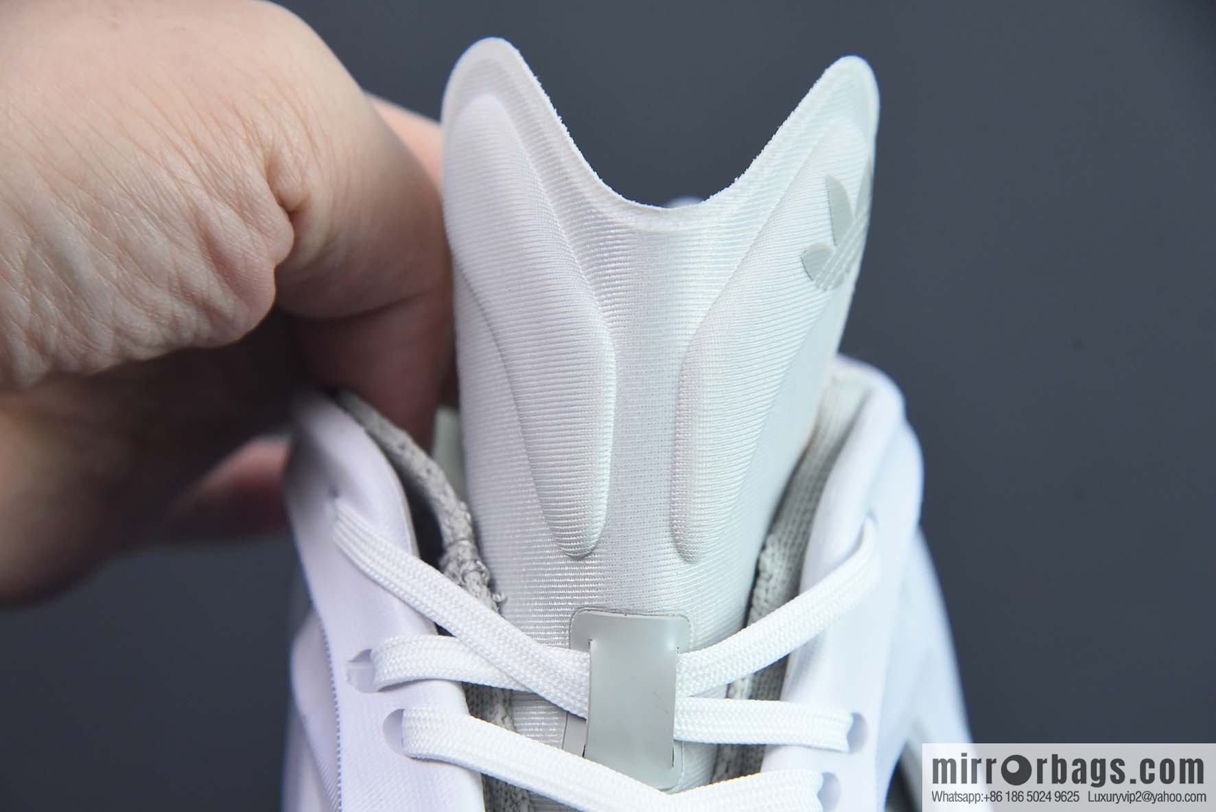 Adi, hole shoes cut-out gray and white Adidas AdiFOM Q Adi's new series of autumn and winter hole shoes, item number: HP6584