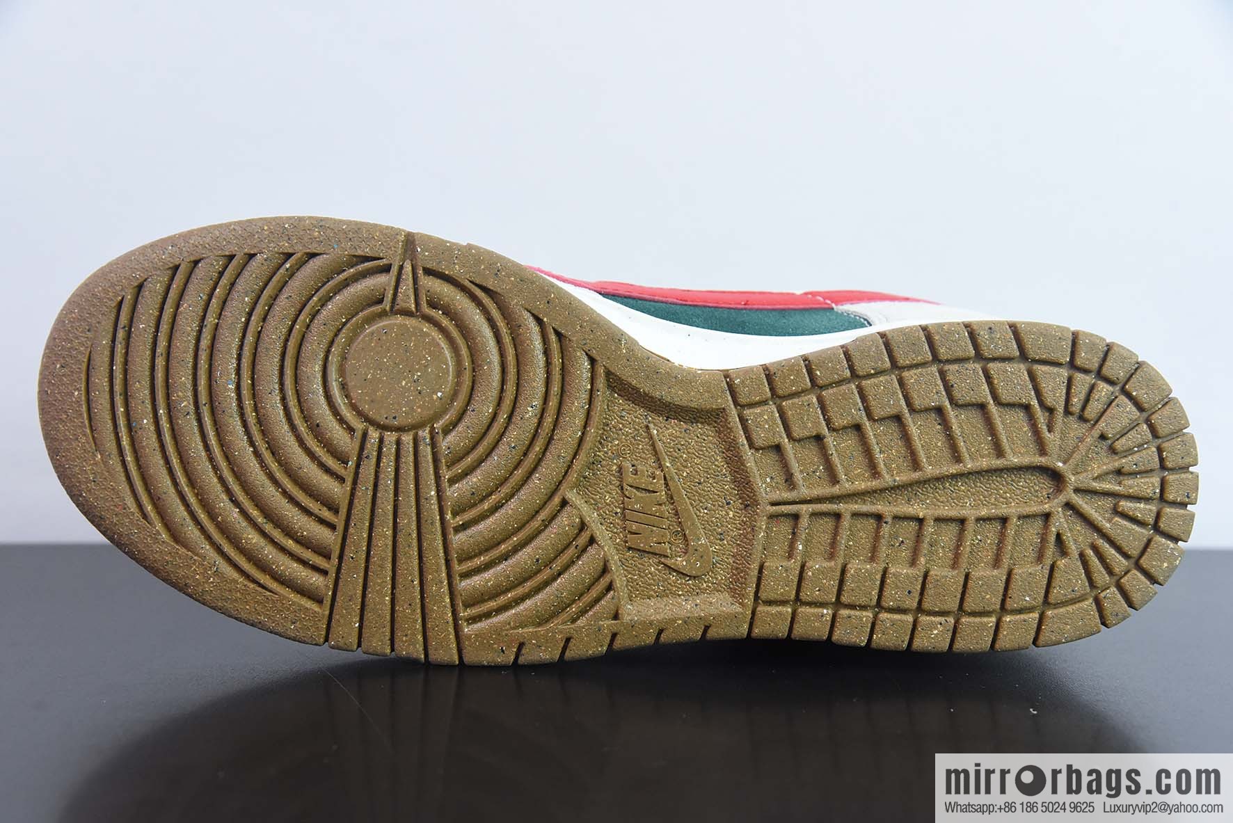 NIKE SB Dunk Low sports and leisure low-top board shoes, double hook, beige red and green, item number: DO9457-127