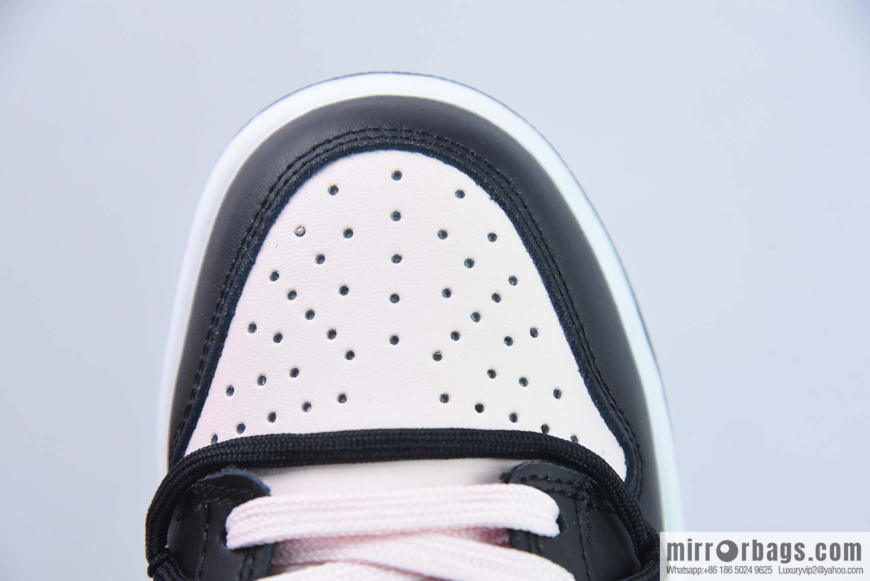 Nike Dunk Low SB low-top skate shoes/white and black powder, straps, customized version