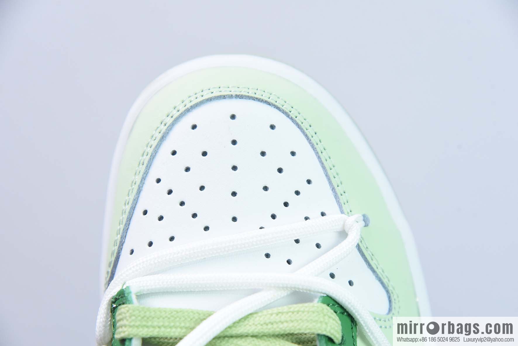 Nike Dunk Low SB low-top skate shoes/white and light green, customized version