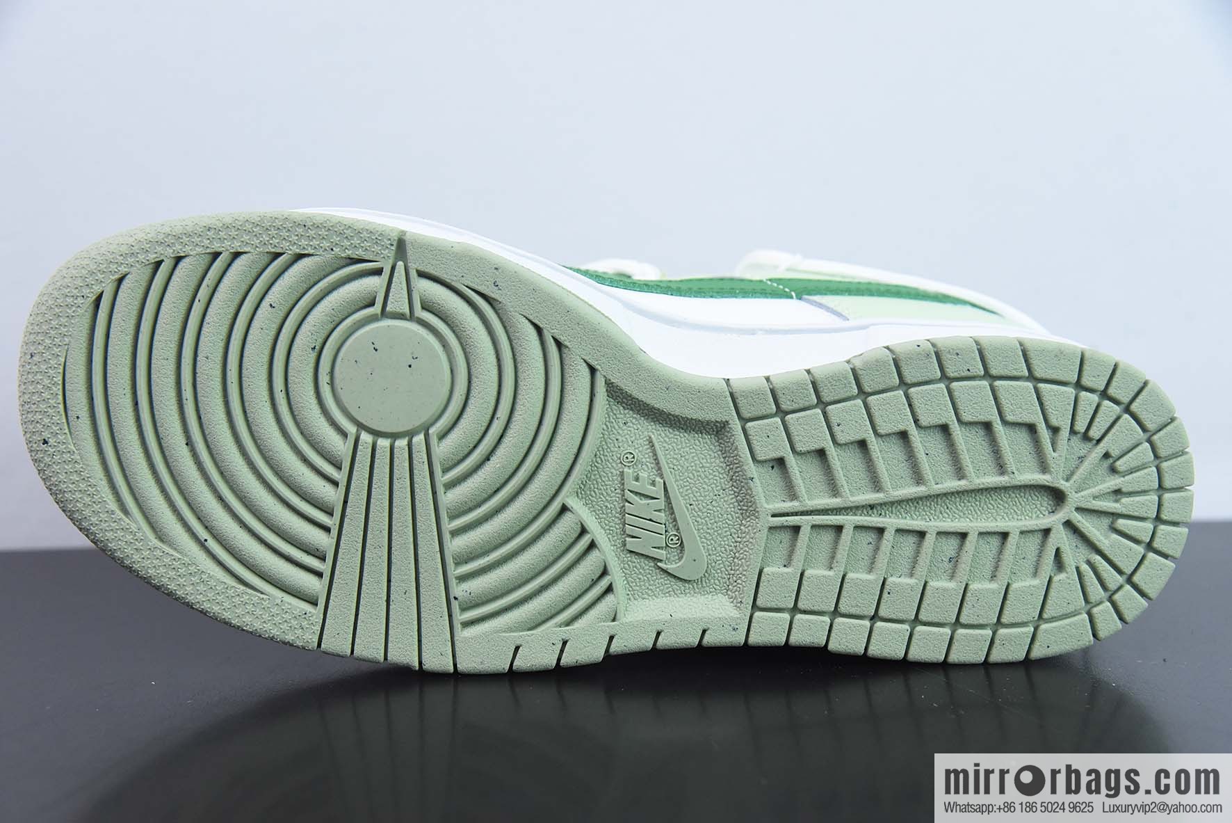 Nike Dunk Low SB low-top skate shoes/white and light green, customized version