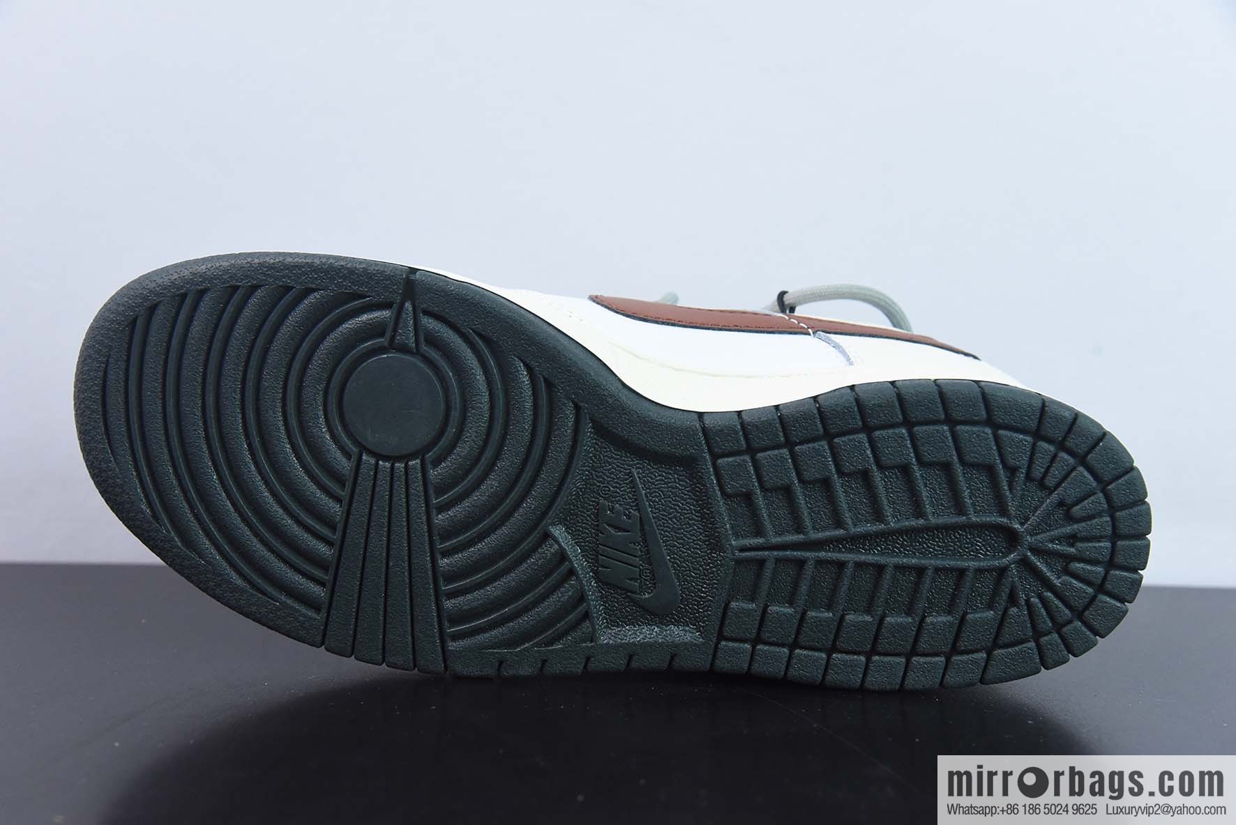 Nike Dunk Low SB low-top skate shoes/beige graffiti, custom version