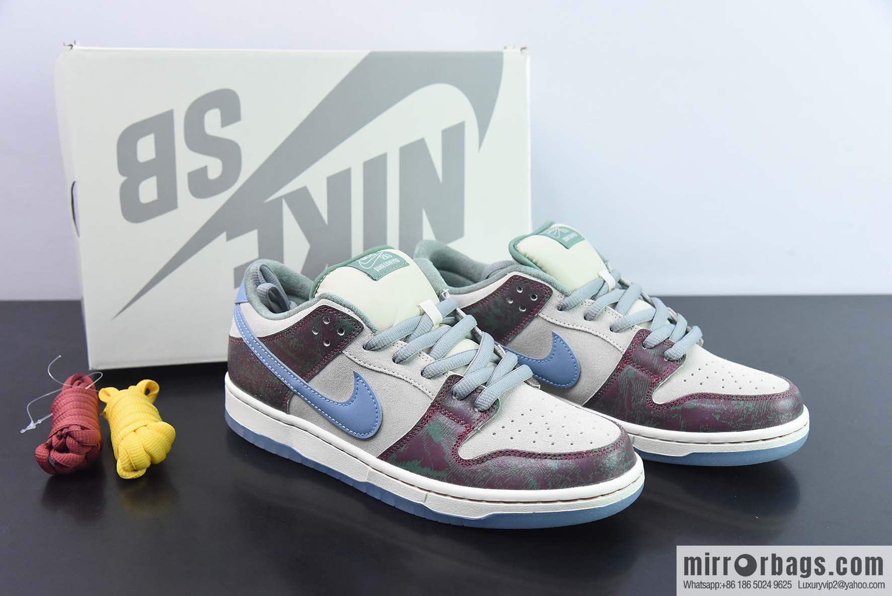 NikeSBDunkLow white and green joint low-top sneakers item number: FN4193 100