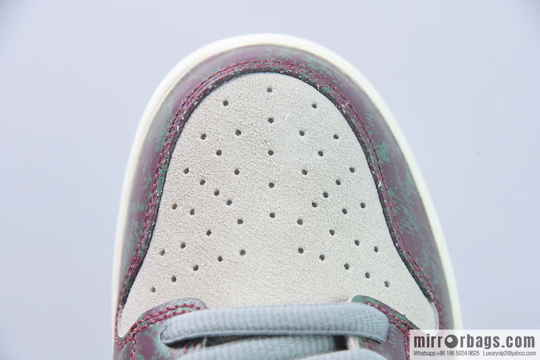 NikeSBDunkLow white and green joint low-top sneakers item number: FN4193 100