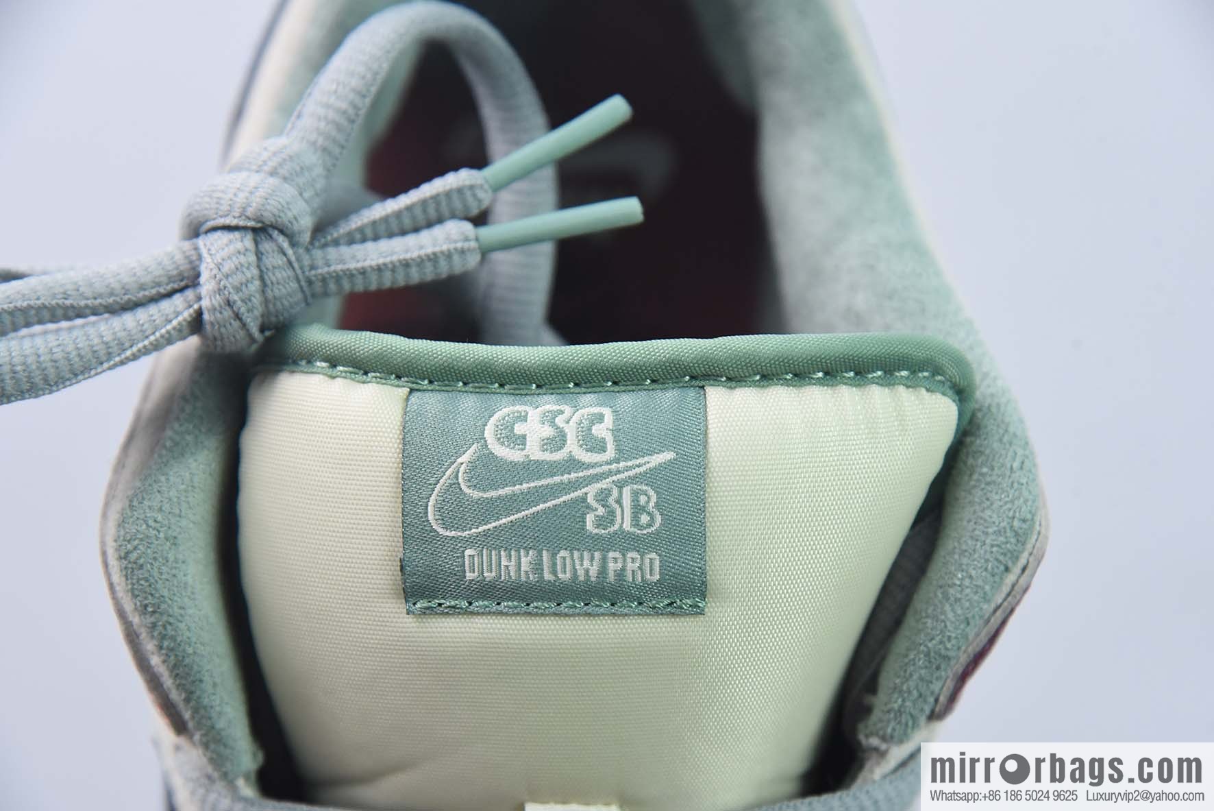 NikeSBDunkLow white and green joint low-top sneakers item number: FN4193 100