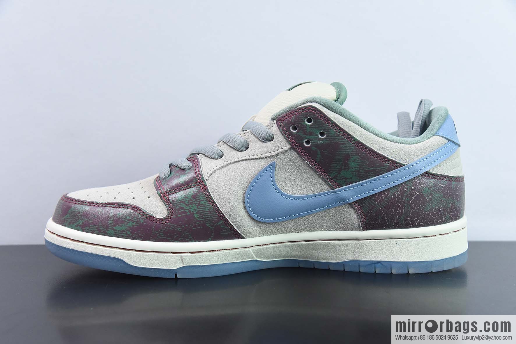 NikeSBDunkLow white and green joint low-top sneakers item number: FN4193 100