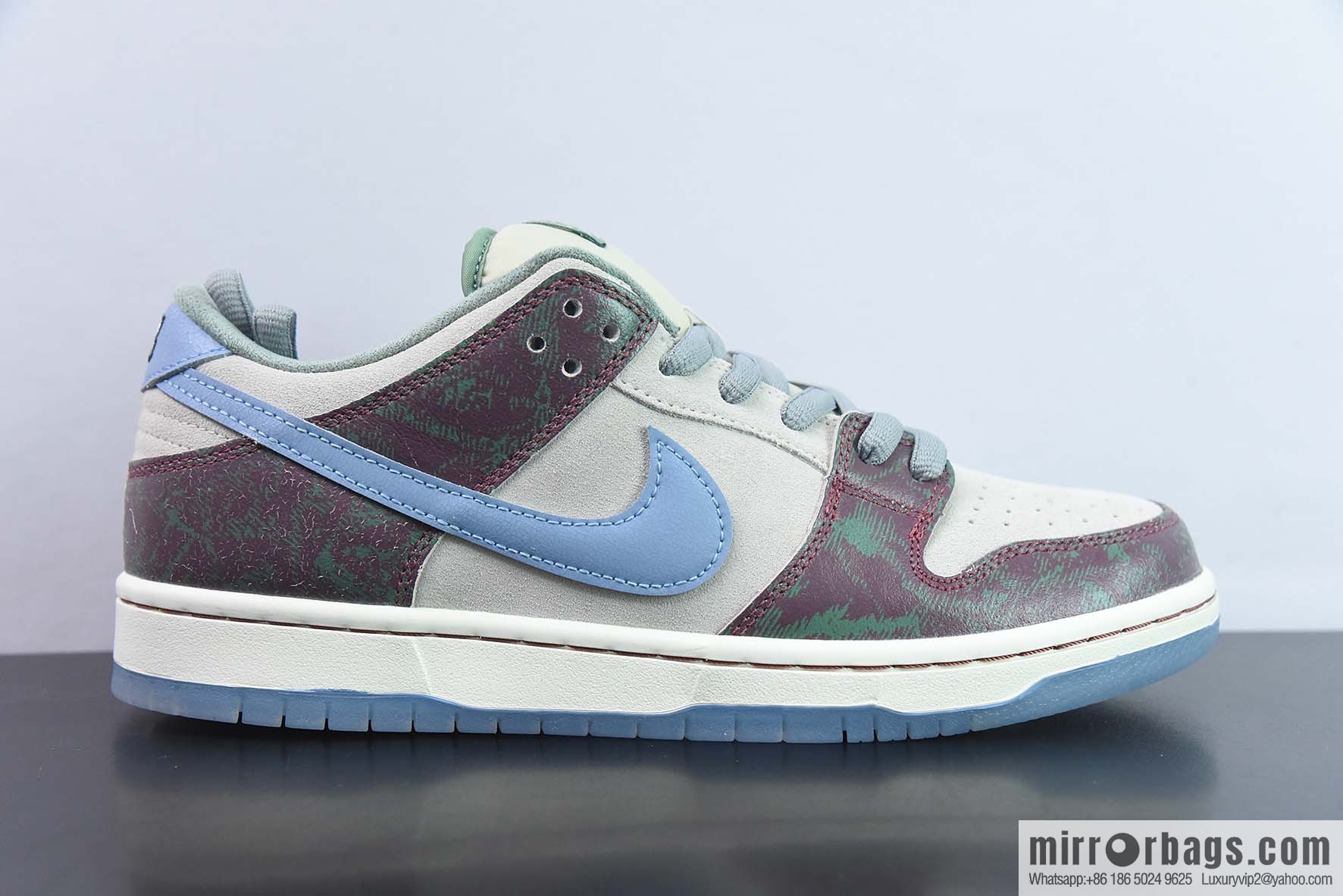 NikeSBDunkLow white and green joint low-top sneakers item number: FN4193 100