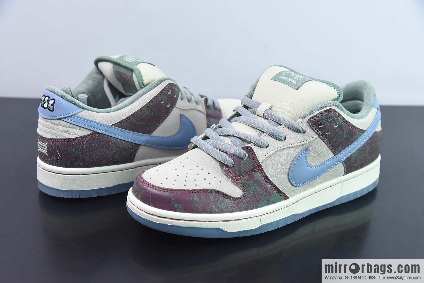 NikeSBDunkLow white and green joint low-top sneakers item number: FN4193 100