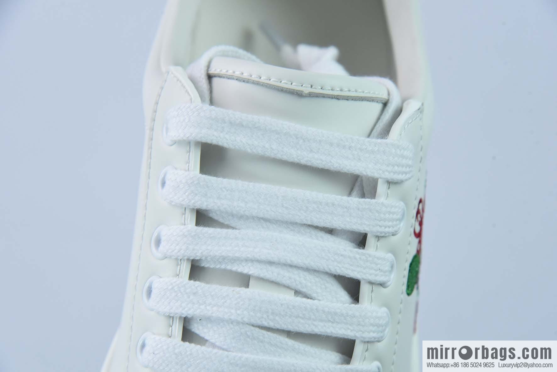 Gucci Gucci white shoes series, classic little bee low-top casual board shoes