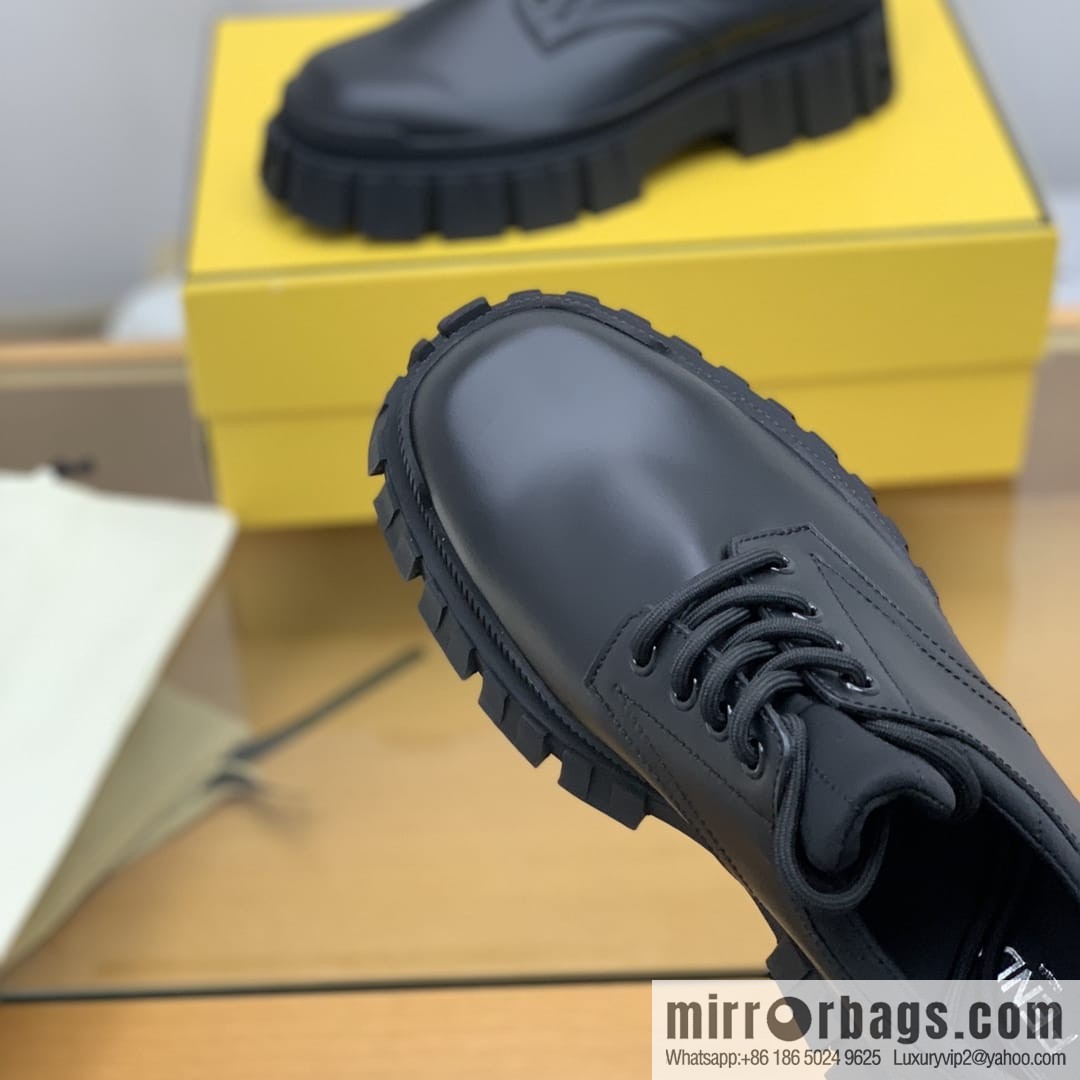 Fendi, using black leather (fabric) to make new men's leather shoes