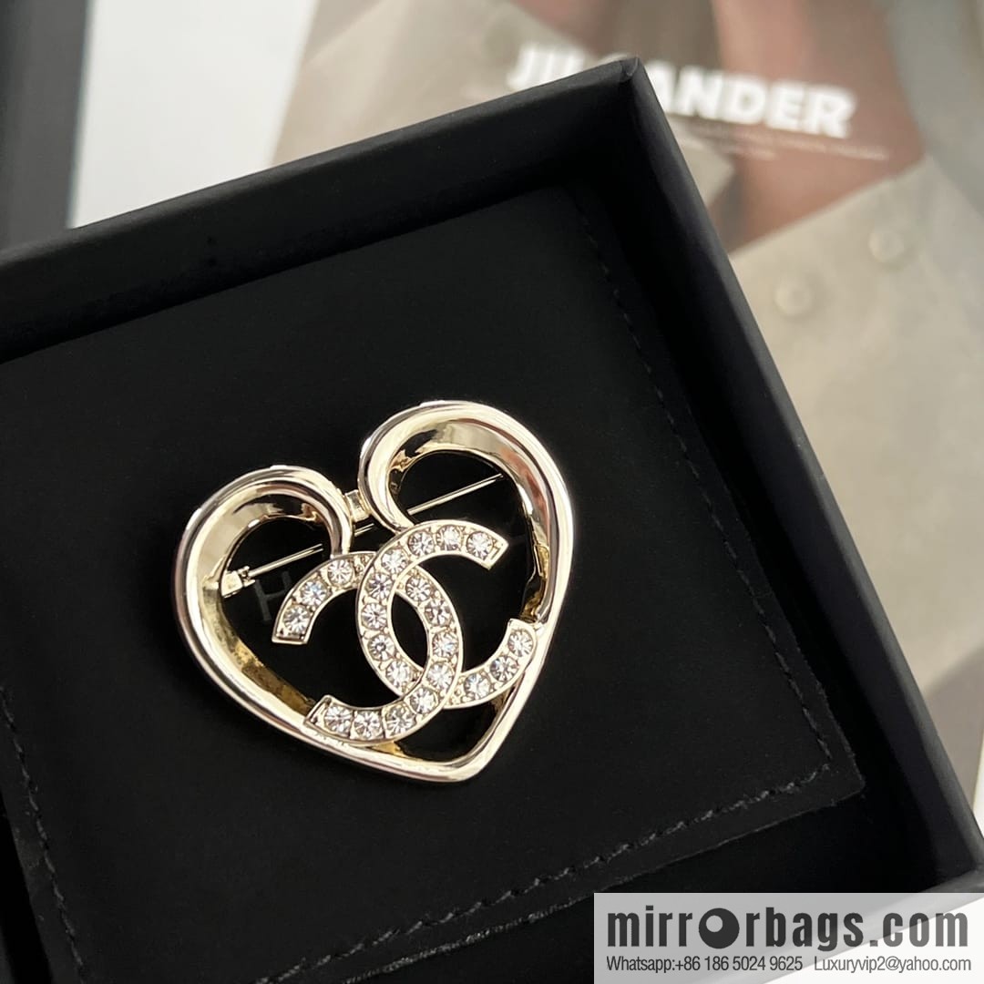 New ☑️ CHANEL Chanel double c gold peach heart love brooch
