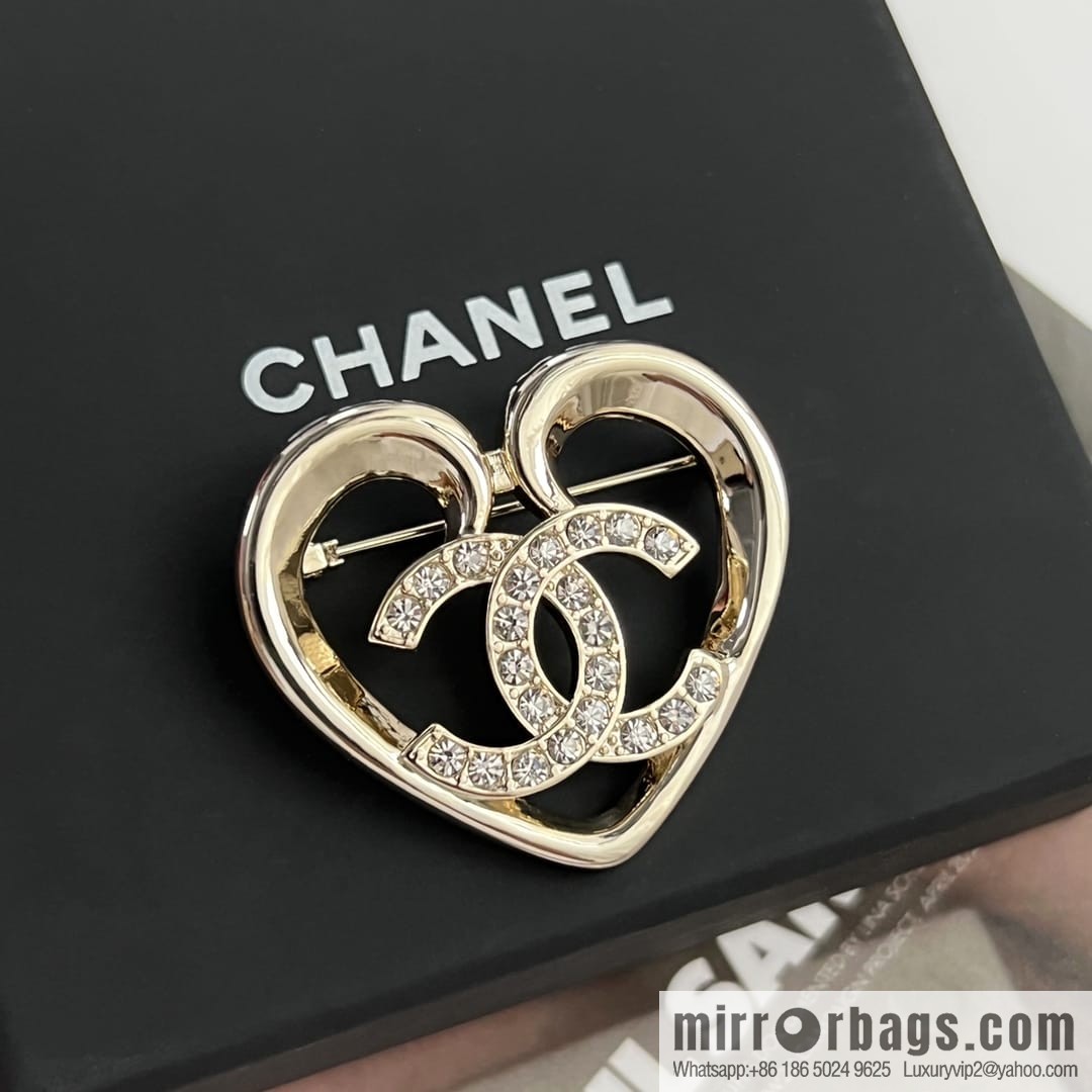New ☑️ CHANEL Chanel double c gold peach heart love brooch