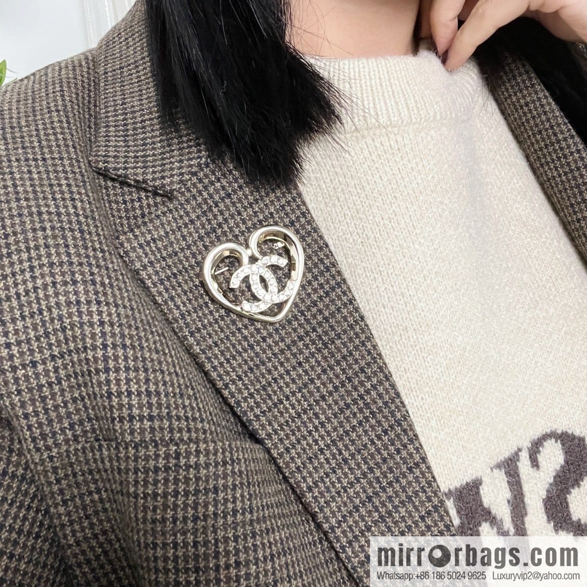 New ☑️ CHANEL Chanel double c gold peach heart love brooch