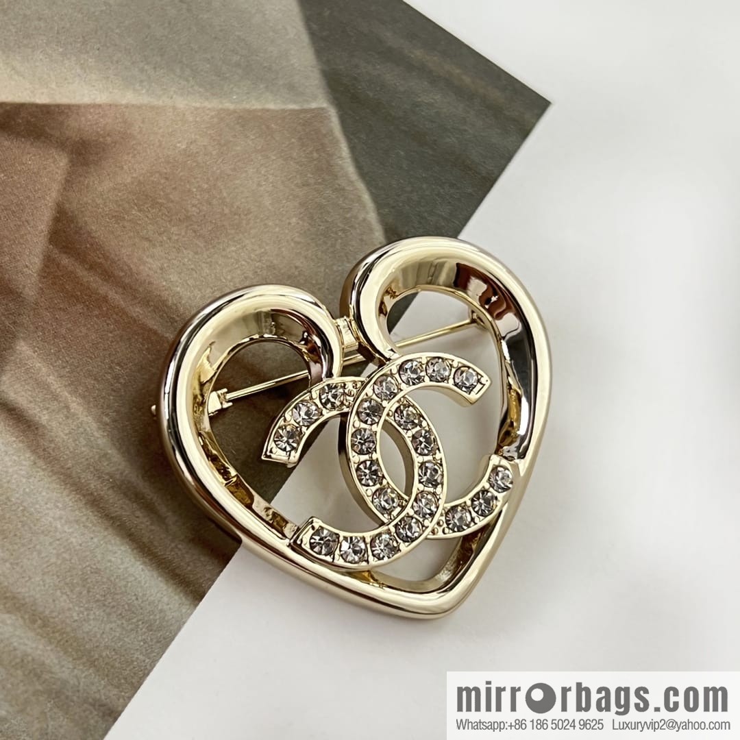 New ☑️ CHANEL Chanel double c gold peach heart love brooch