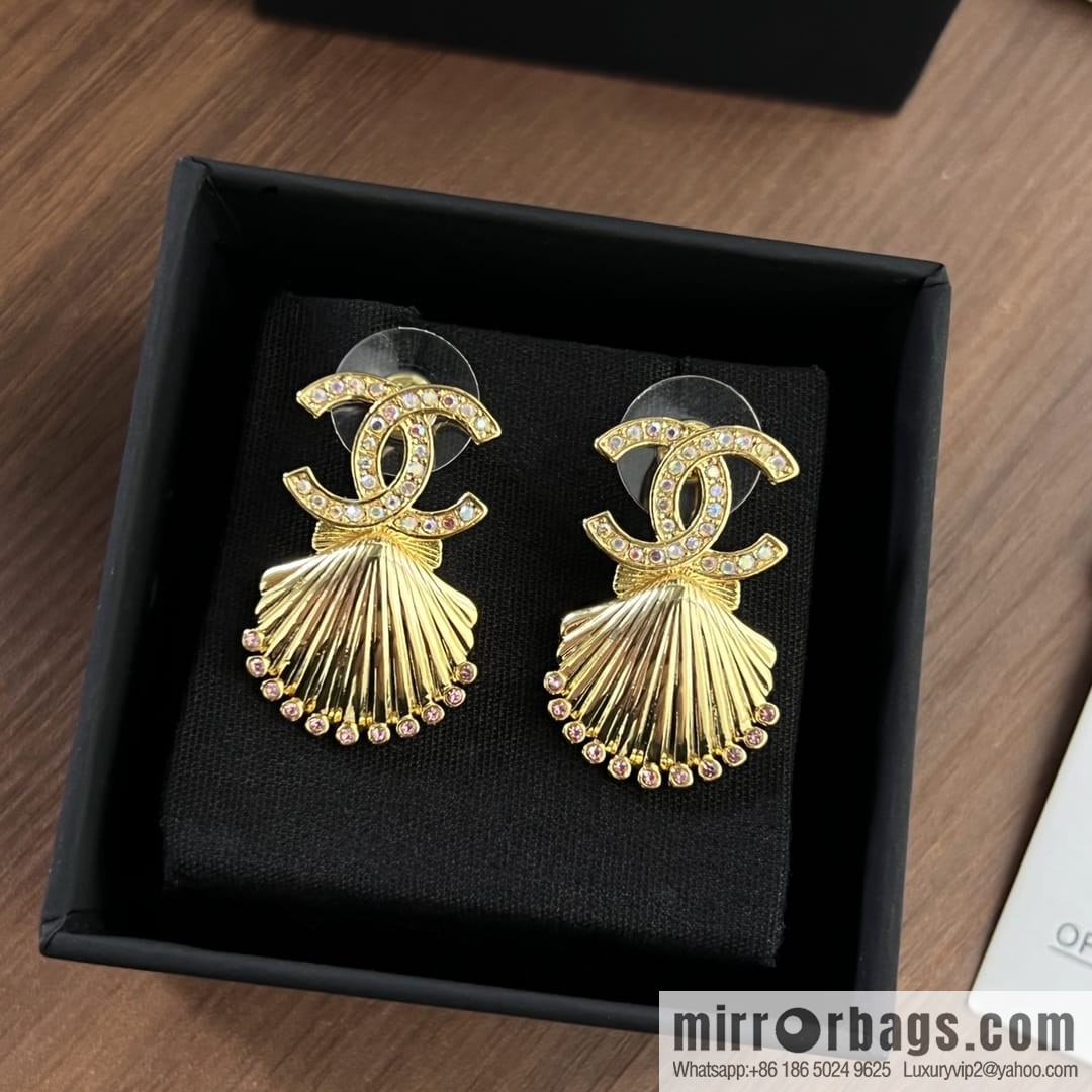 New ☑️ CHANEL Chanel double c gold shell 🐚 stud earrings