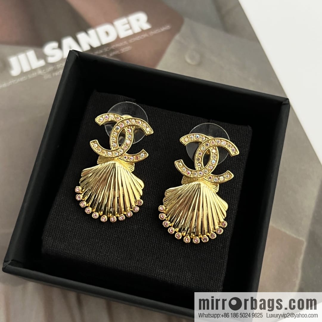 New ☑️ CHANEL Chanel double c gold shell 🐚 stud earrings
