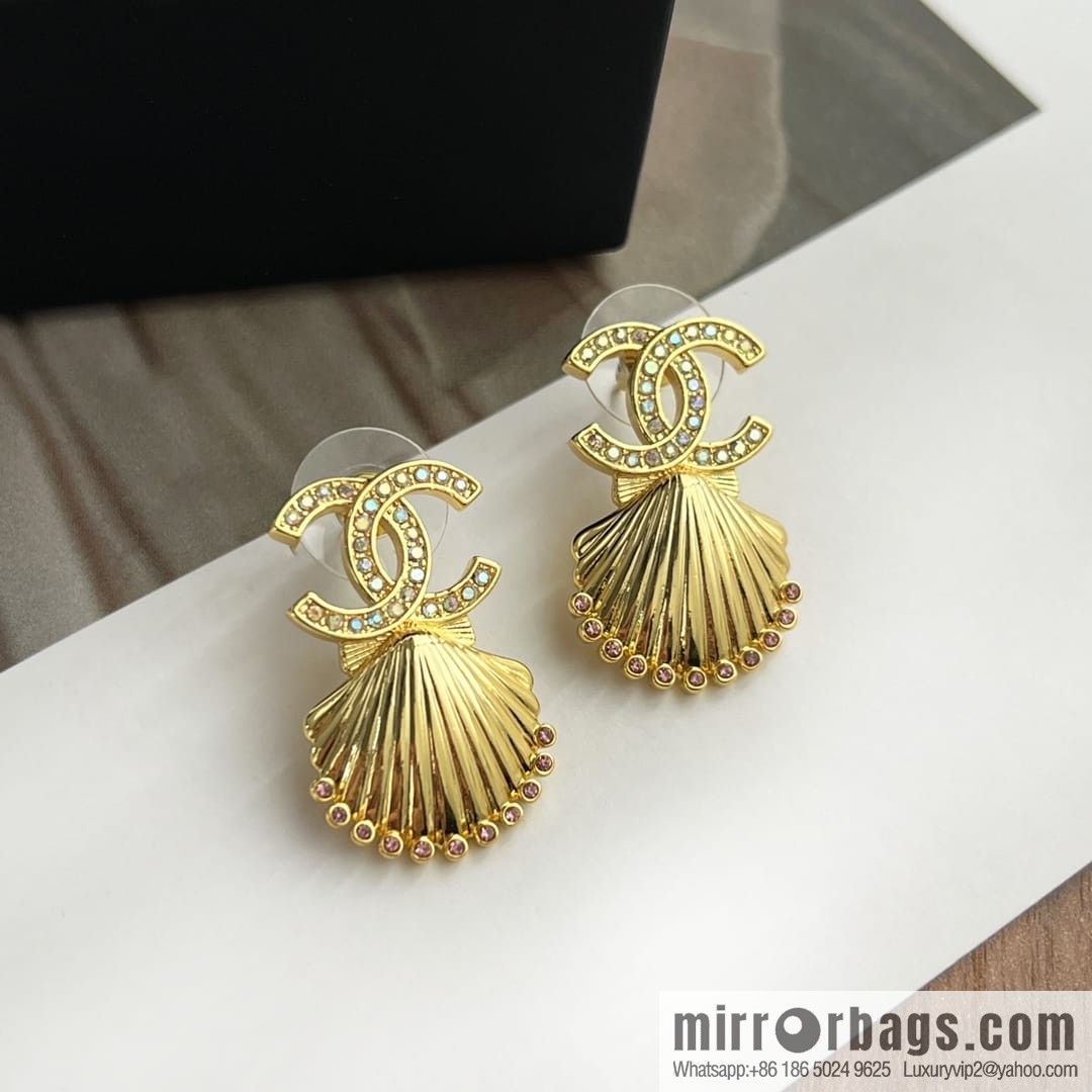 New ☑️ CHANEL Chanel double c gold shell 🐚 stud earrings
