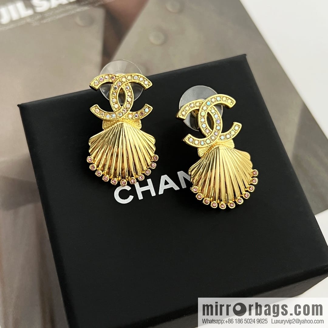 New ☑️ CHANEL Chanel double c gold shell 🐚 stud earrings