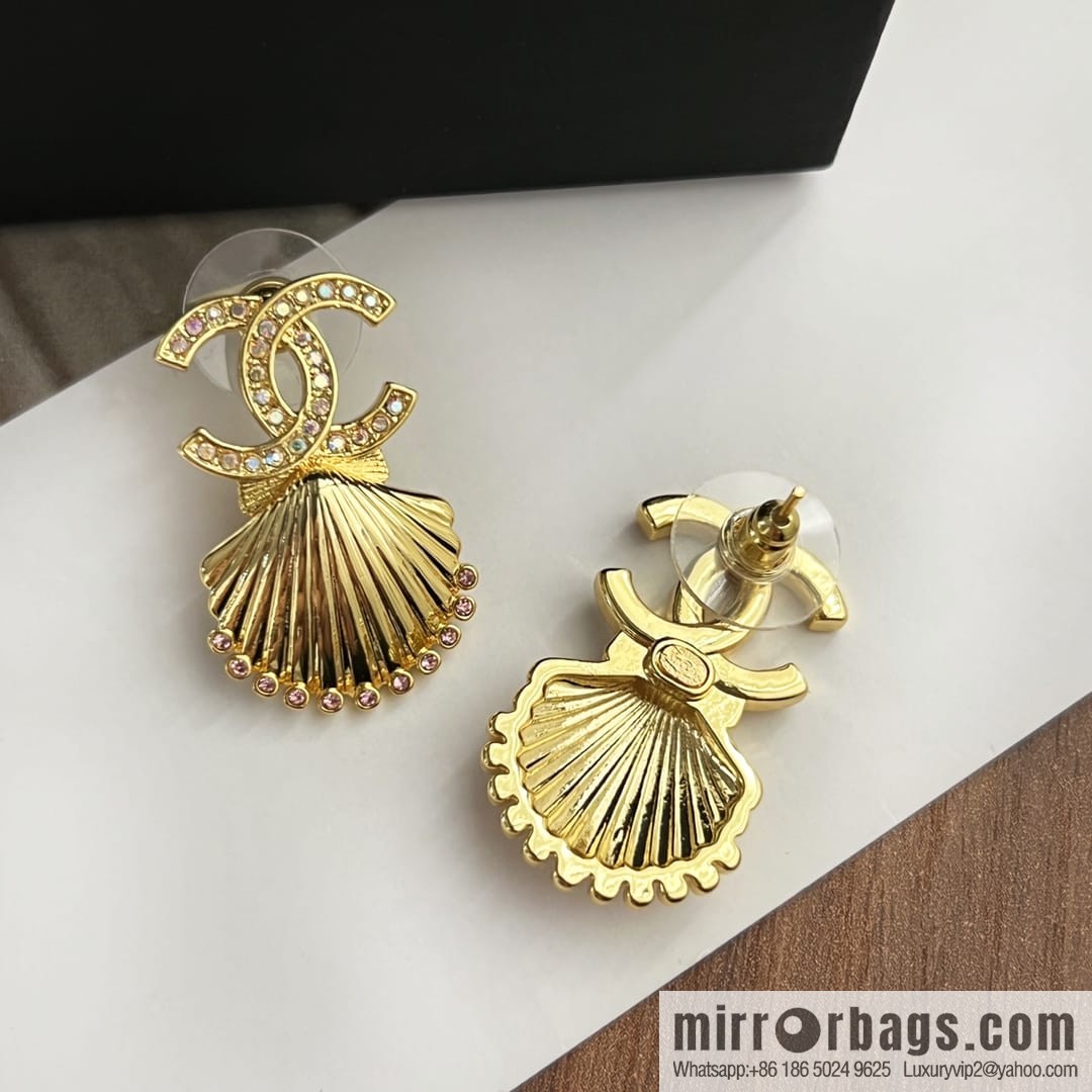 New ☑️ CHANEL Chanel double c gold shell 🐚 stud earrings