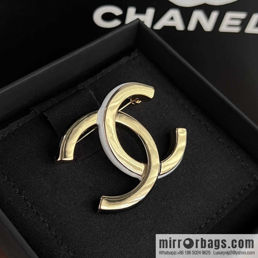New ☑️ CHANEL Chanel double c black and white smooth brooch