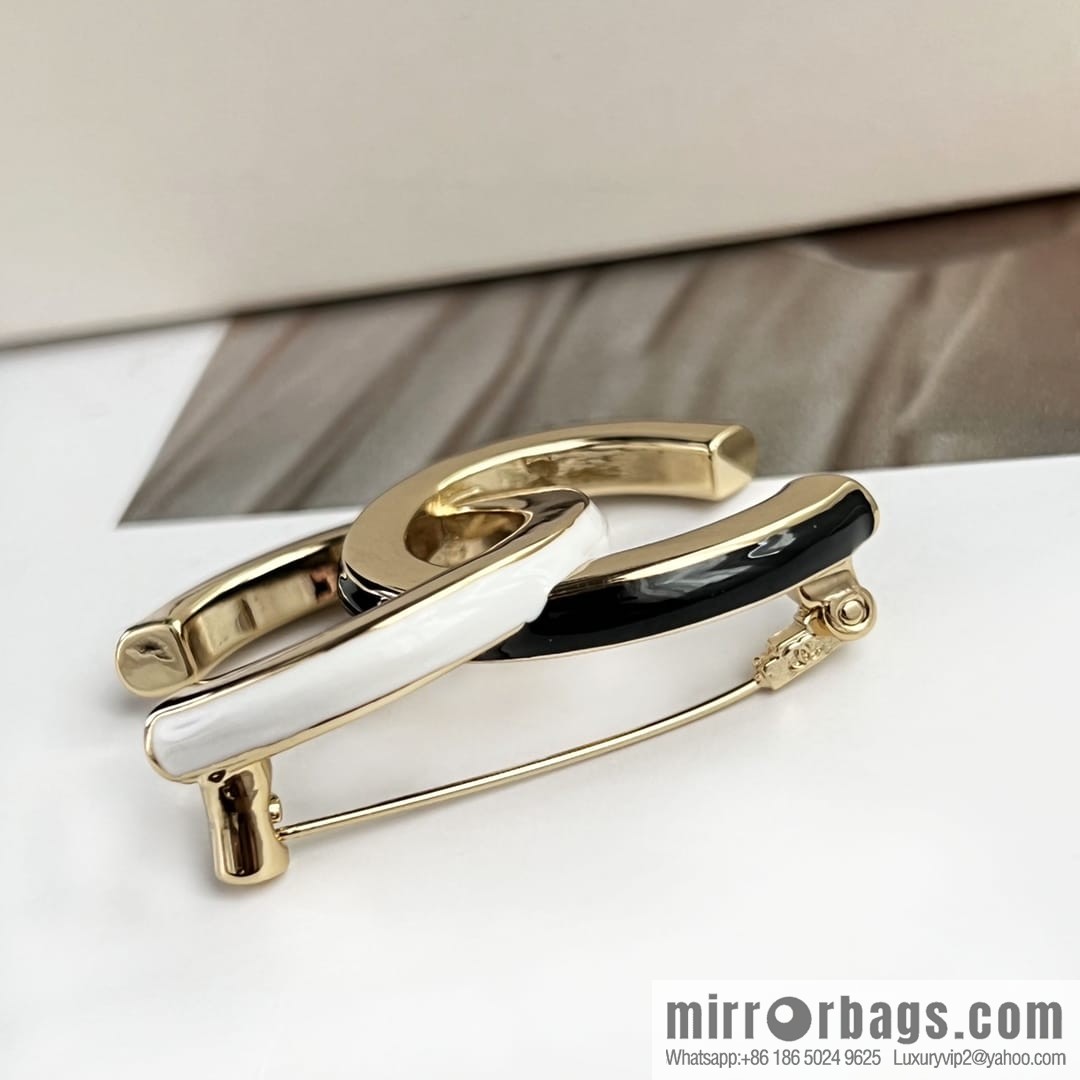 New ☑️ CHANEL Chanel double c black and white smooth brooch