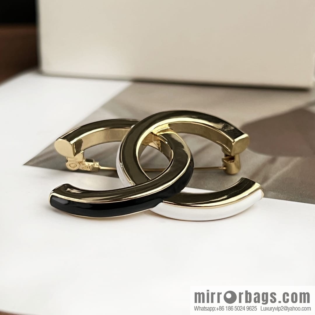 New ☑️ CHANEL Chanel double c black and white smooth brooch