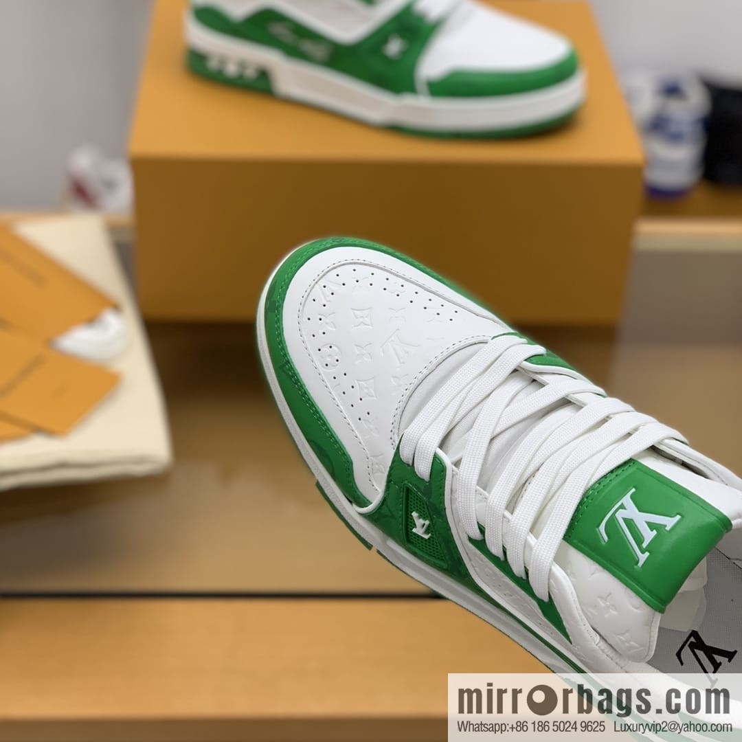 LV/Louis Vuitton uses color-matching calfskin to make high-end men's sports running shoes