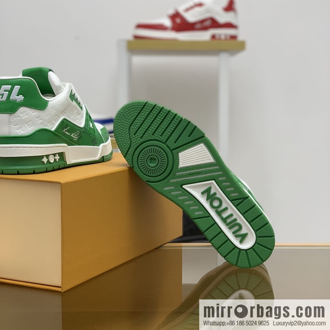 LV/Louis Vuitton uses color-matching calfskin to make high-end men's sports running shoes