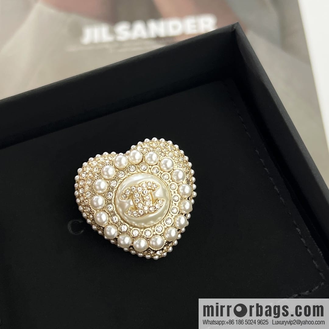 New ☑️ CHANEL Chanel double c peach heart love pearl brooch
