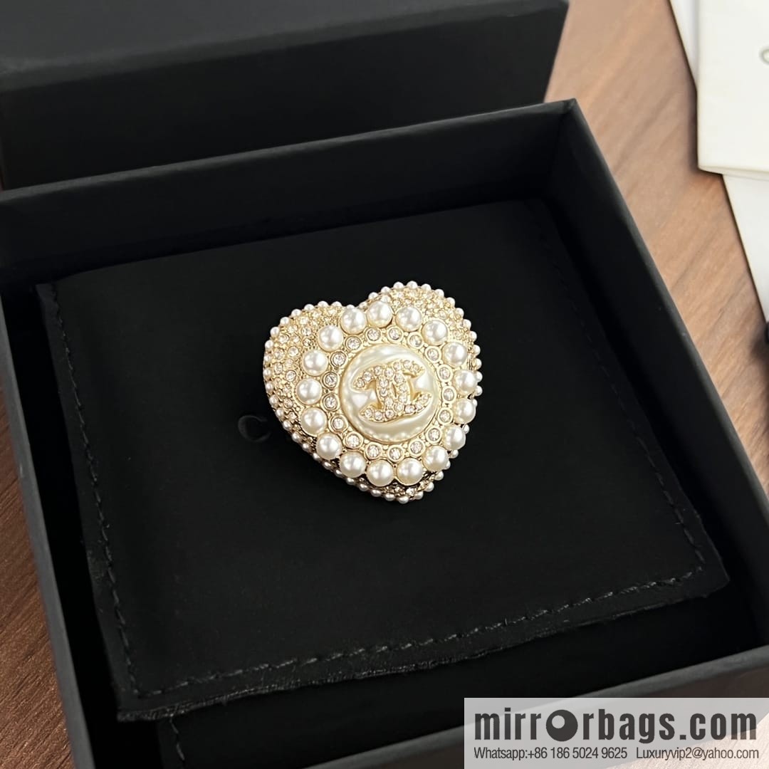 New ☑️ CHANEL Chanel double c peach heart love pearl brooch