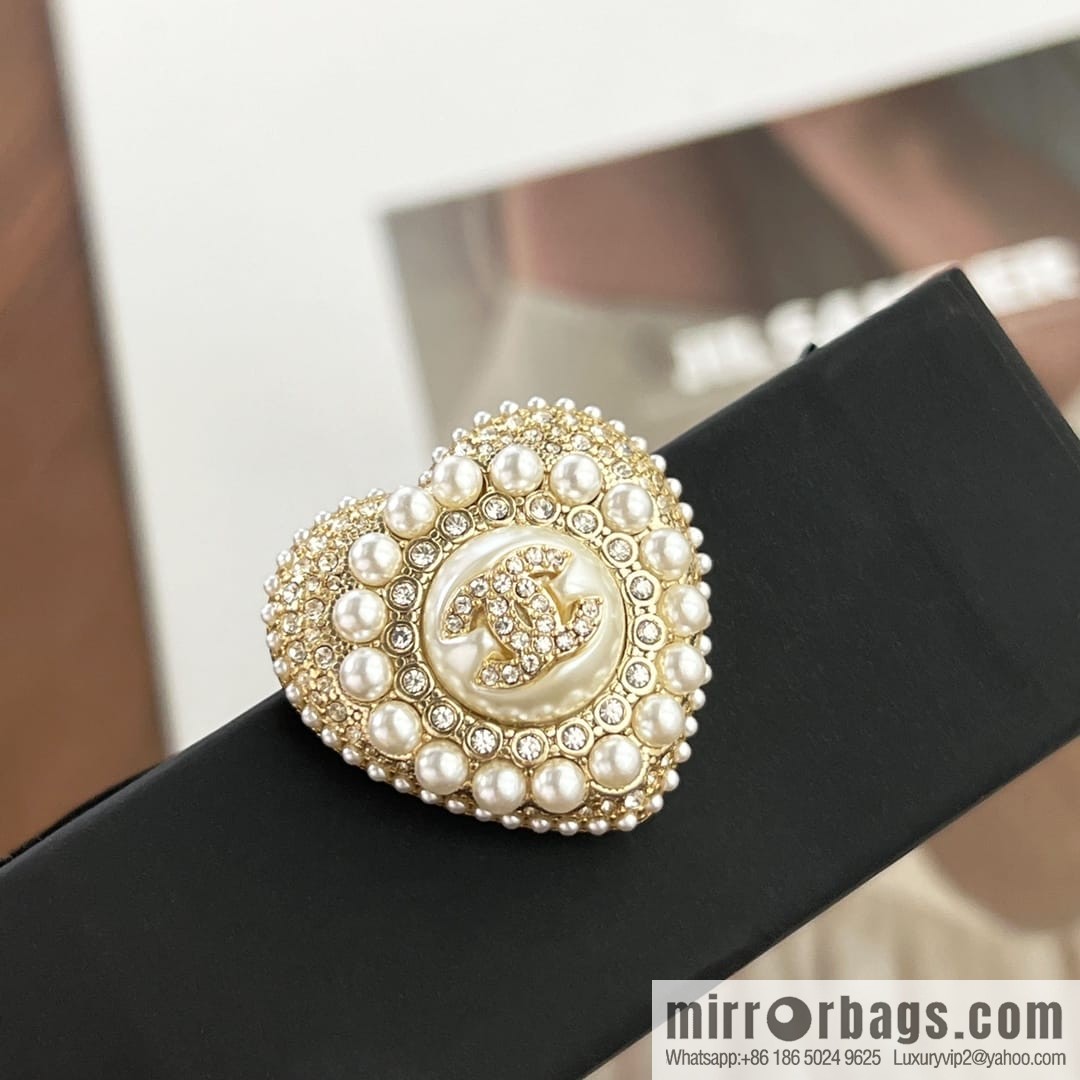 New ☑️ CHANEL Chanel double c peach heart love pearl brooch