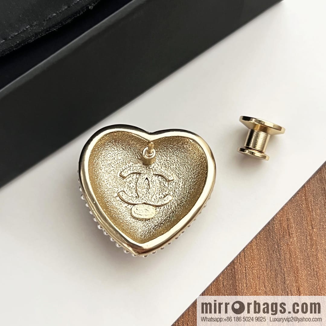 New ☑️ CHANEL Chanel double c peach heart love pearl brooch
