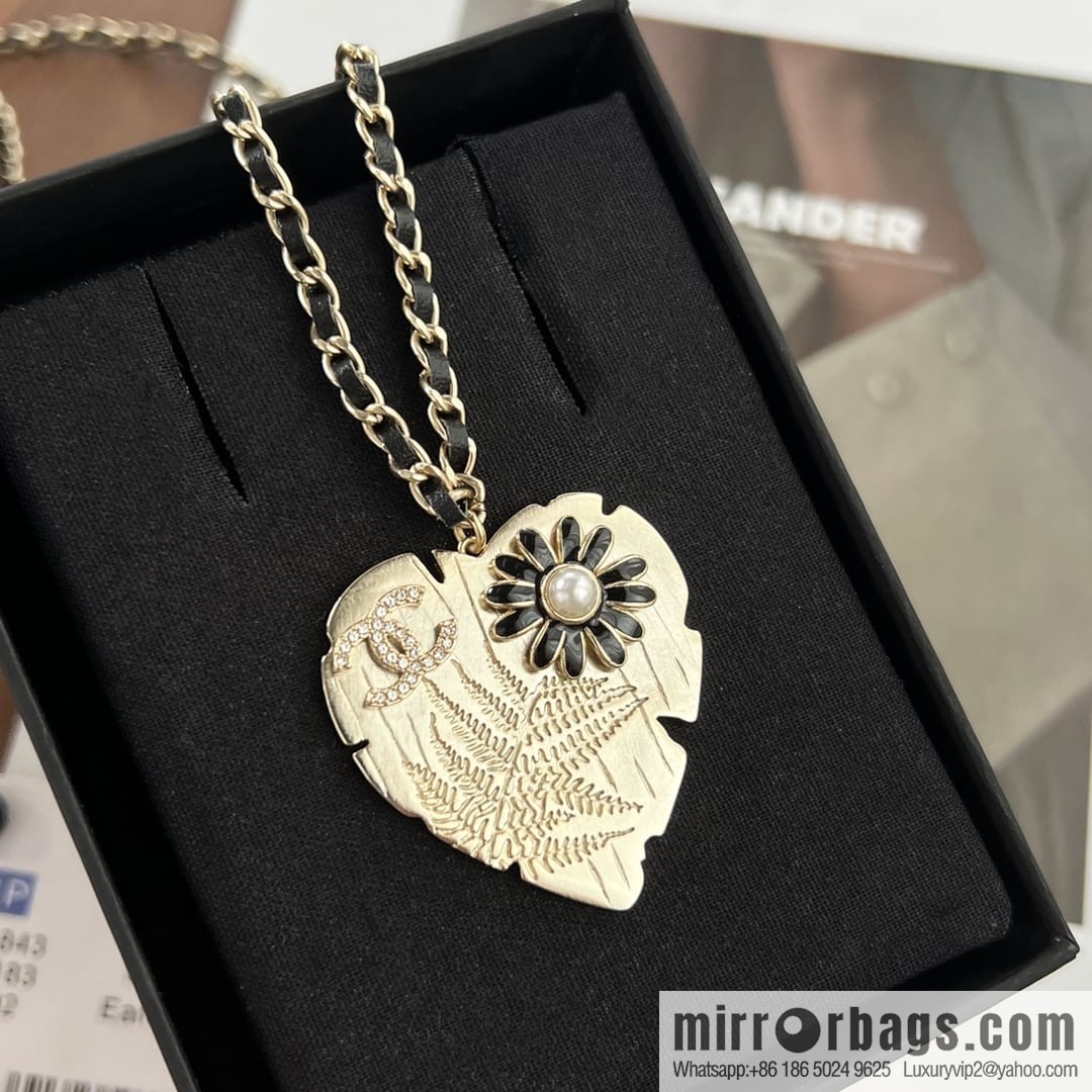 New ☑️ CHANEL Chanel double c black leather rope peach heart love necklace