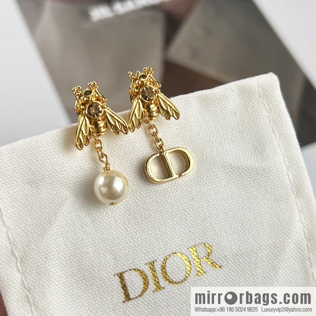 New ☑️ DIOR Dior Bee CD pearl stud earrings