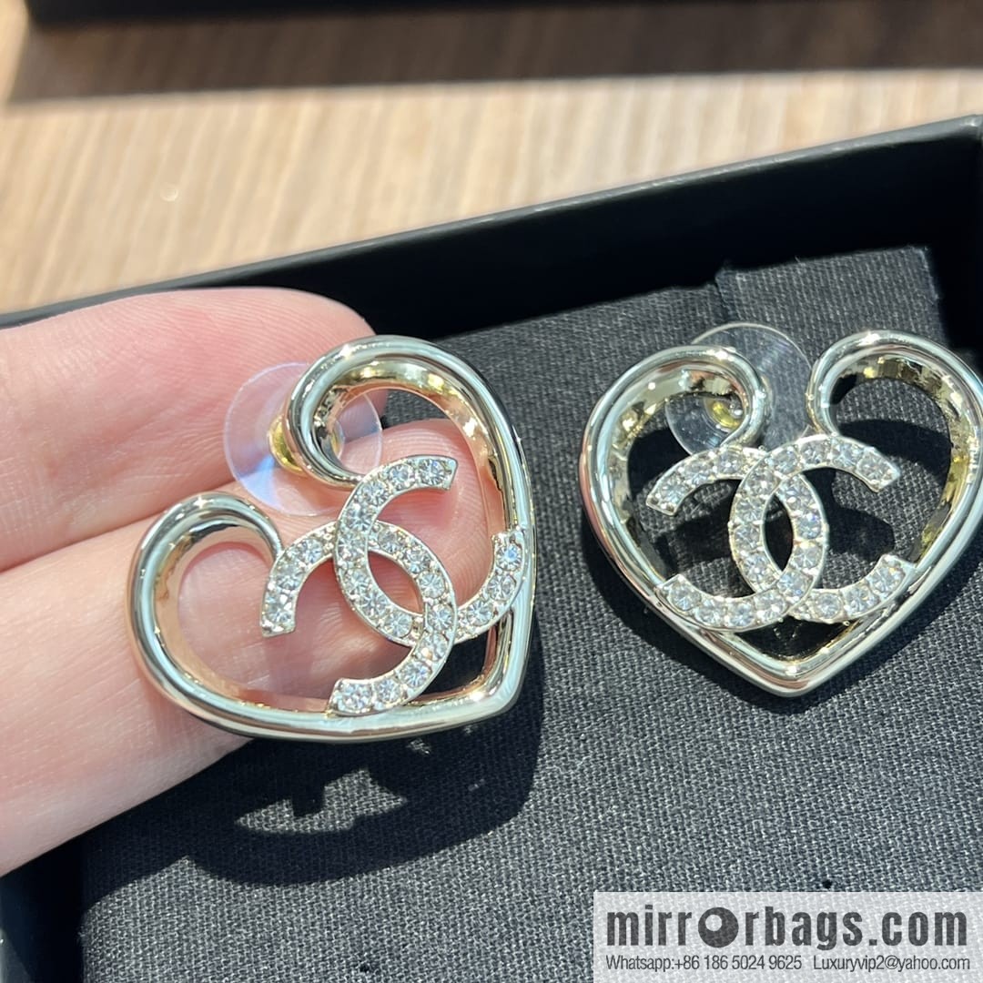 New ☑️ CHANEL Chanel c1 double c cut-out peach heart love stud earrings